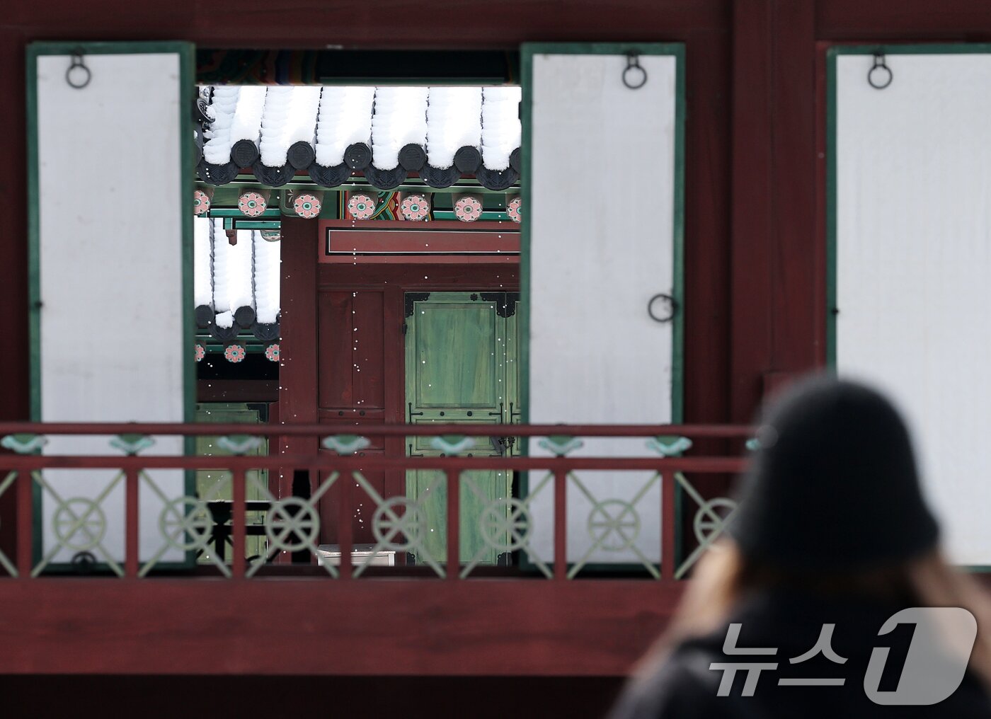 본문 이미지 - 새봄 맞이 &#39;창덕궁 궁궐 빛·바람 들이기&#39; 행사가 시작된 18일 서울 종로구 창덕궁 궐내각사의 활짝 열린 창호를 배경으로 밤새 내린 눈이 녹아내리고 있다. 2025.3.18/뉴스1 ⓒ News1 오대일 기자