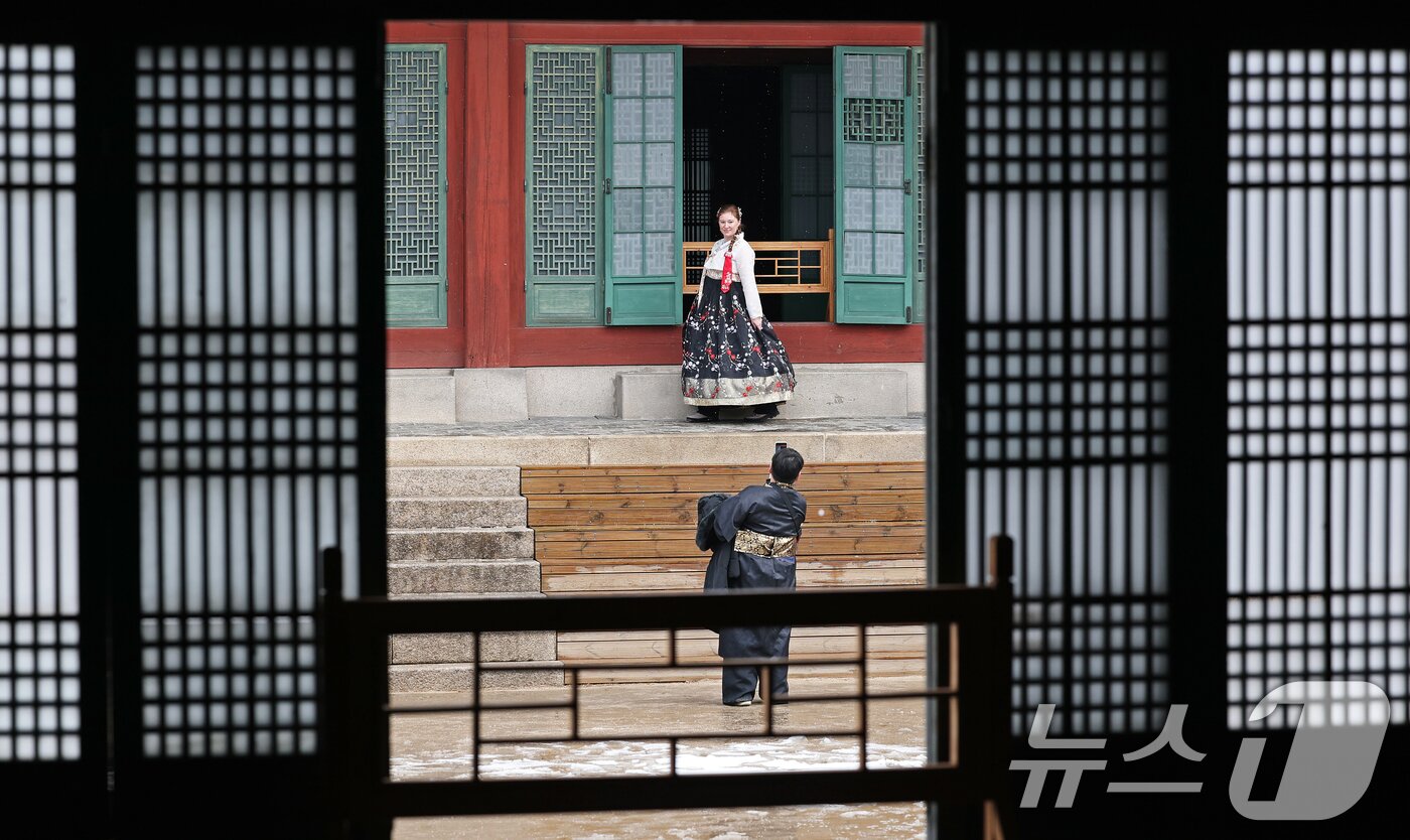 본문 이미지 - 새봄 맞이 &#39;창덕궁 궁궐 빛·바람 들이기&#39; 행사가 시작된 18일 서울 종로구 창덕궁을 찾은 외국인 관광객들이 활짝 열린 전각의 창호를 배경으로 기념사진을 찍고 있다.  2025.3.18/뉴스1 ⓒ News1 오대일 기자