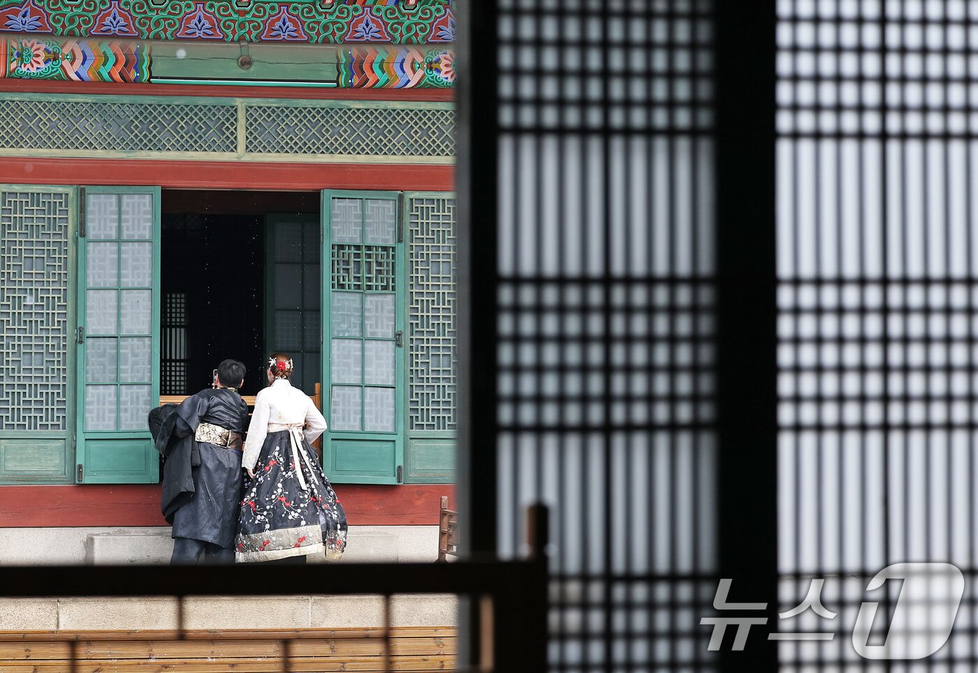 본문 이미지 - 새봄 맞이 &#39;창덕궁 궁궐 빛·바람 들이기&#39; 행사가 시작된 18일 서울 종로구 창덕궁을 찾은 관광객들이 활짝 열린 전각의 창호를 통해 내부를 감상하고 있다.  2025.3.18/뉴스1 ⓒ News1 오대일 기자