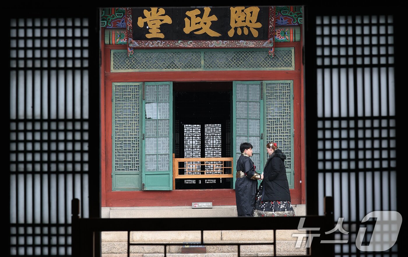 본문 이미지 - 새봄 맞이 &#39;창덕궁 궁궐 빛·바람 들이기&#39; 행사가 시작된 18일 서울 종로구 창덕궁을 찾은 관광객들이 활짝 열린 전각의 창호를 통해 내부를 감상하고 있다.  2025.3.18/뉴스1 ⓒ News1 오대일 기자