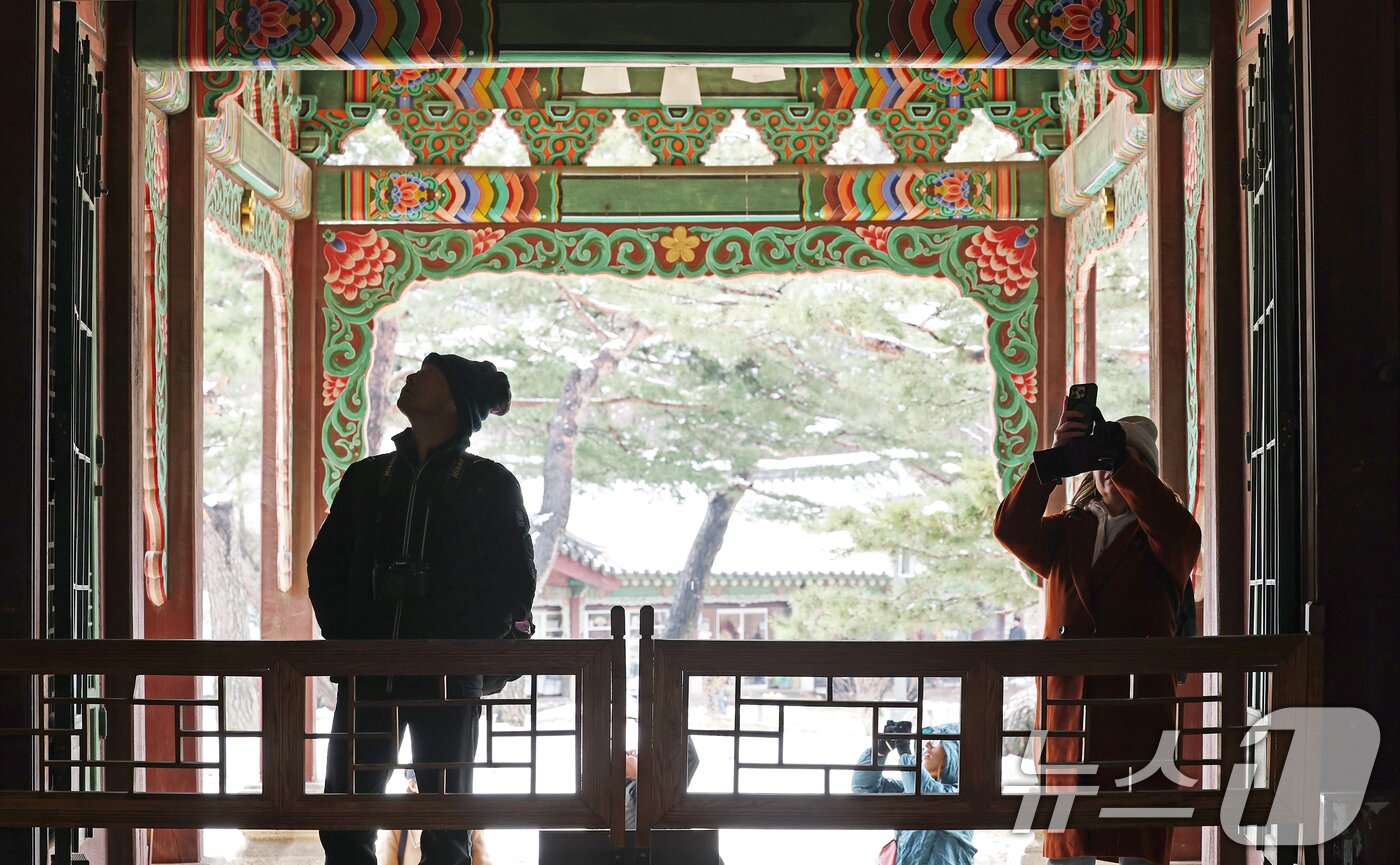 본문 이미지 - 새봄 맞이 &#39;창덕궁 궁궐 빛·바람 들이기&#39; 행사가 시작된 18일 서울 종로구 창덕궁 희정당을 찾은 외국인 관광객들이 활짝 열린 창호 속 풍경을 감상하고 있다.  2025.3.18/뉴스1 ⓒ News1 오대일 기자