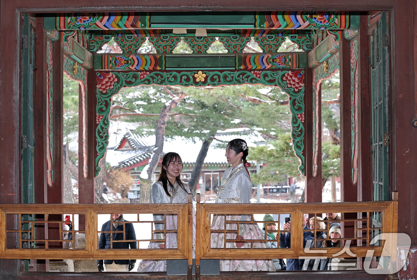 본문 이미지 - 새봄 맞이 &#39;창덕궁 궁궐 빛·바람 들이기&#39; 행사가 시작된 18일 서울 종로구 창덕궁 희정당을 찾은 외국인 관광객들이 활짝 열린 창호 속 풍경을 감상하고 있다. 2025.3.18/뉴스1 ⓒ News1 오대일 기자