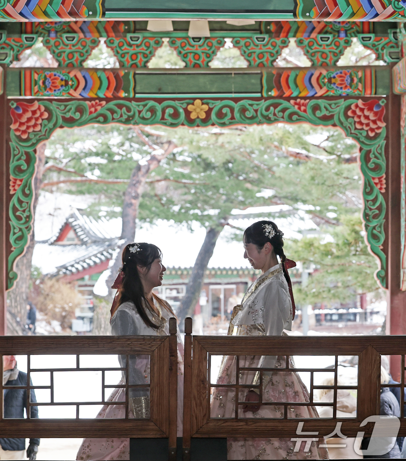 (서울=뉴스1) 오대일 기자 = 새봄 맞이 '창덕궁 궁궐 빛·바람 들이기' 행사가 시작된 18일 서울 종로구 창덕궁 희정당을 찾은 외국인 관광객들이 활짝 열린 창호 속 풍경을 감상 …