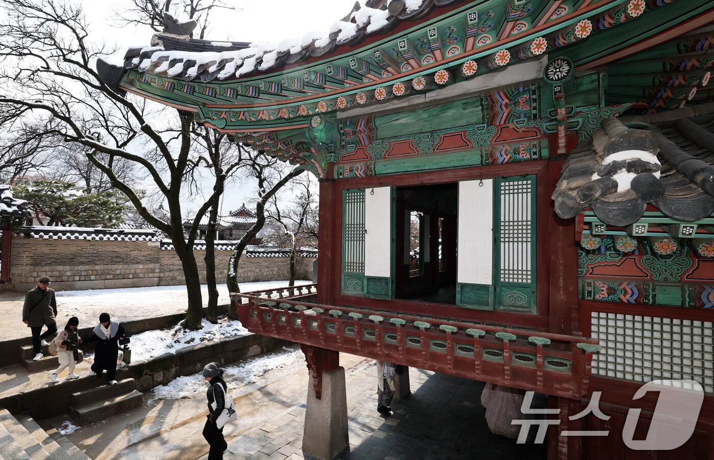 본문 이미지 - 새봄 맞이 &#39;창덕궁 궁궐 빛·바람 들이기&#39; 행사가 시작된 18일 서울 종로구 창덕궁을 찾은 관광객들이 올해 첫 개방된 성정각 창호를 관람하고 있다.  2025.3.18/뉴스1 ⓒ News1 오대일 기자