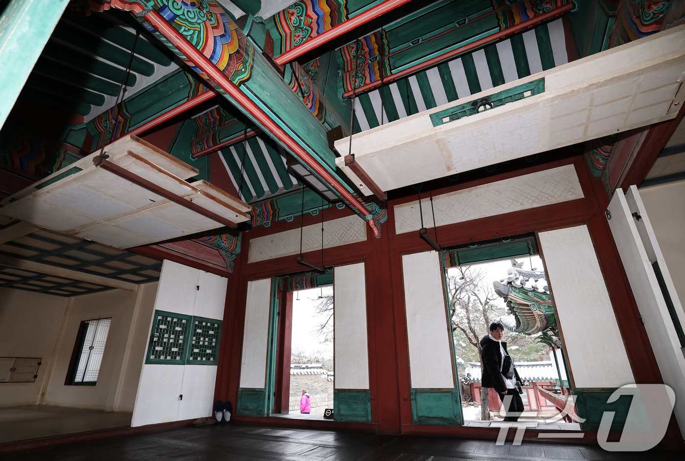 (서울=뉴스1) 오대일 기자 = 새봄 맞이 '창덕궁 궁궐 빛·바람 들이기' 행사가 시작된 18일 서울 종로구 창덕궁을 찾은 관광객들이 올해 첫 개방된 성정각 창호 속 내부를 관람하 …