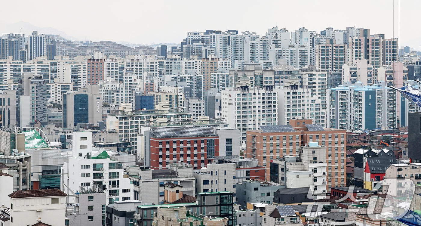 (서울=뉴스1) 민경석 기자 = 토지거래허가구역 해제가 이뤄진 지난 2월 서울 아파트 거래가 큰 폭으로 늘었지만 연립·다세대 등 비(非)아파트 거래는 저조한 것으로 나타났다.18일 …