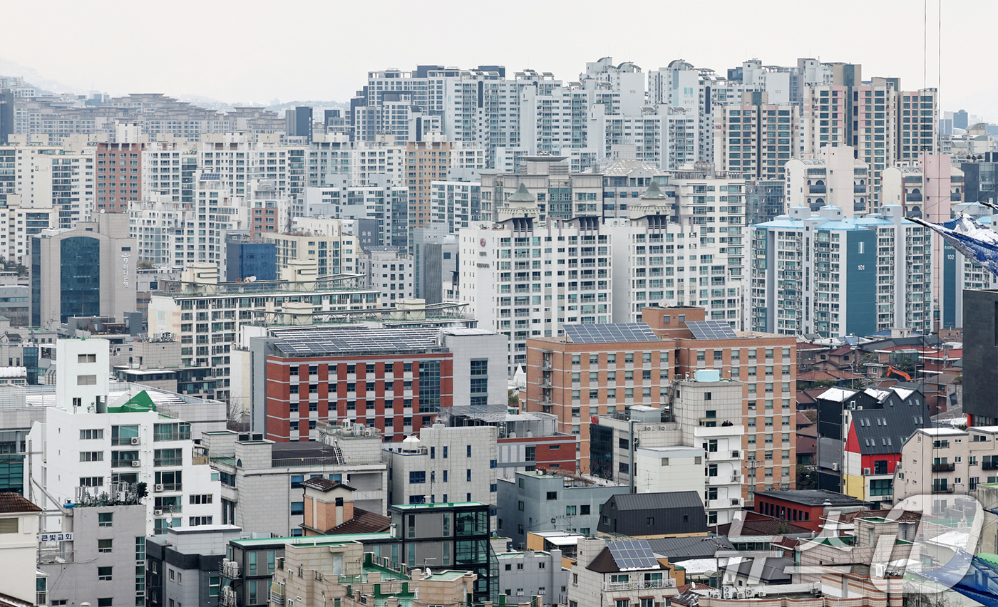 (서울=뉴스1) 민경석 기자 = 토지거래허가구역 해제가 이뤄진 지난 2월 서울 아파트 거래가 큰 폭으로 늘었지만 연립·다세대 등 비(非)아파트 거래는 저조한 것으로 나타났다.18일 …