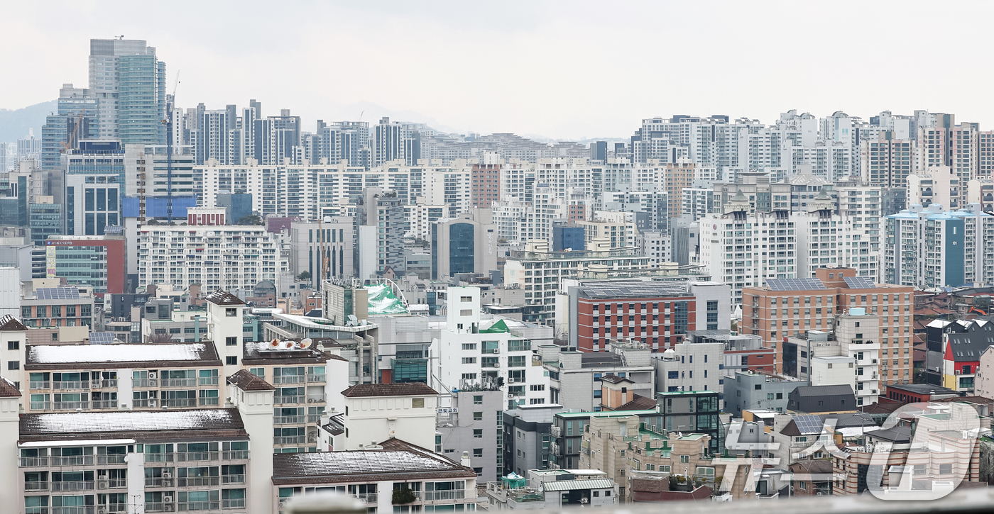 (서울=뉴스1) 민경석 기자 = 토지거래허가구역 해제가 이뤄진 지난 2월 서울 아파트 거래가 큰 폭으로 늘었지만 연립·다세대 등 비(非)아파트 거래는 저조한 것으로 나타났다.18일 …