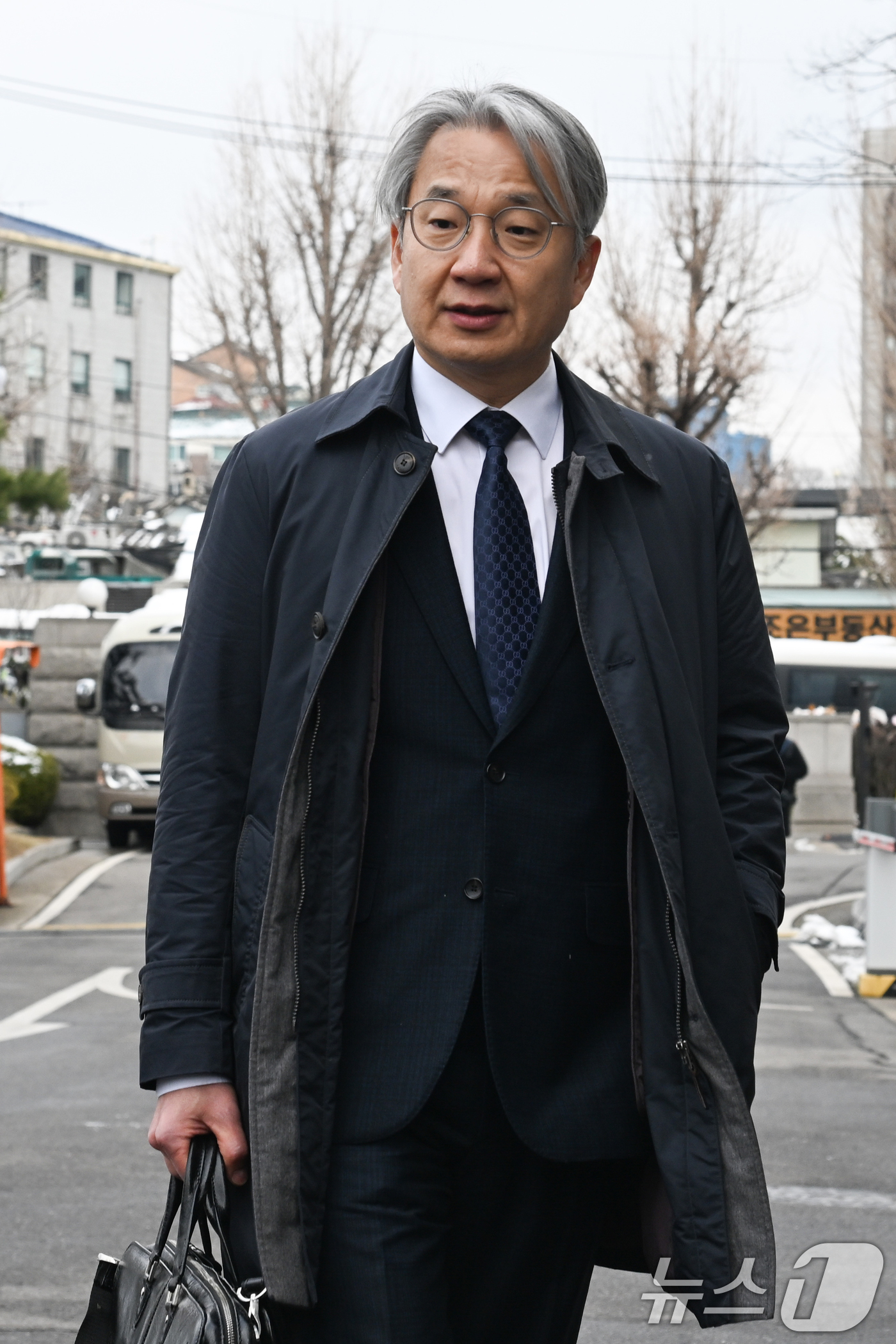 (서울=뉴스1) 김명섭 기자 = 18일 서울 종로구 헌법재판소에서 열린 박성재 법무부 장관 탄핵 심판 첫 변론에 탄핵심판 청구인단 측 이원구 변호사가 출석하고 있다. (공동취재) …