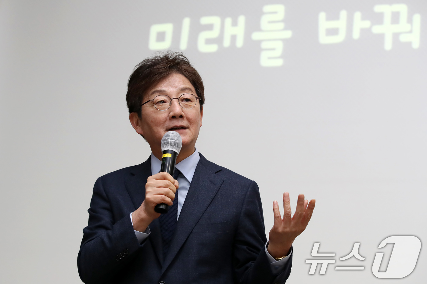 (경산=뉴스1) 공정식 기자 = 유승민 전 국민의힘 의원이 18일 오후 경북 경산시 영남대학교를 찾아 '정치를 바꿔라 미래를 바꿔라'를 주제로 특강하고 있다. 2025.3.18/뉴 …