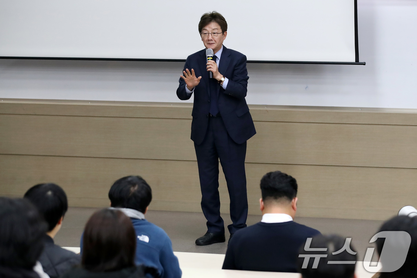 (경산=뉴스1) 공정식 기자 = 유승민 전 국민의힘 의원이 18일 오후 경북 경산시 영남대학교를 찾아 '정치를 바꿔라 미래를 바꿔라'를 주제로 특강하고 있다. 2025.3.18/뉴 …