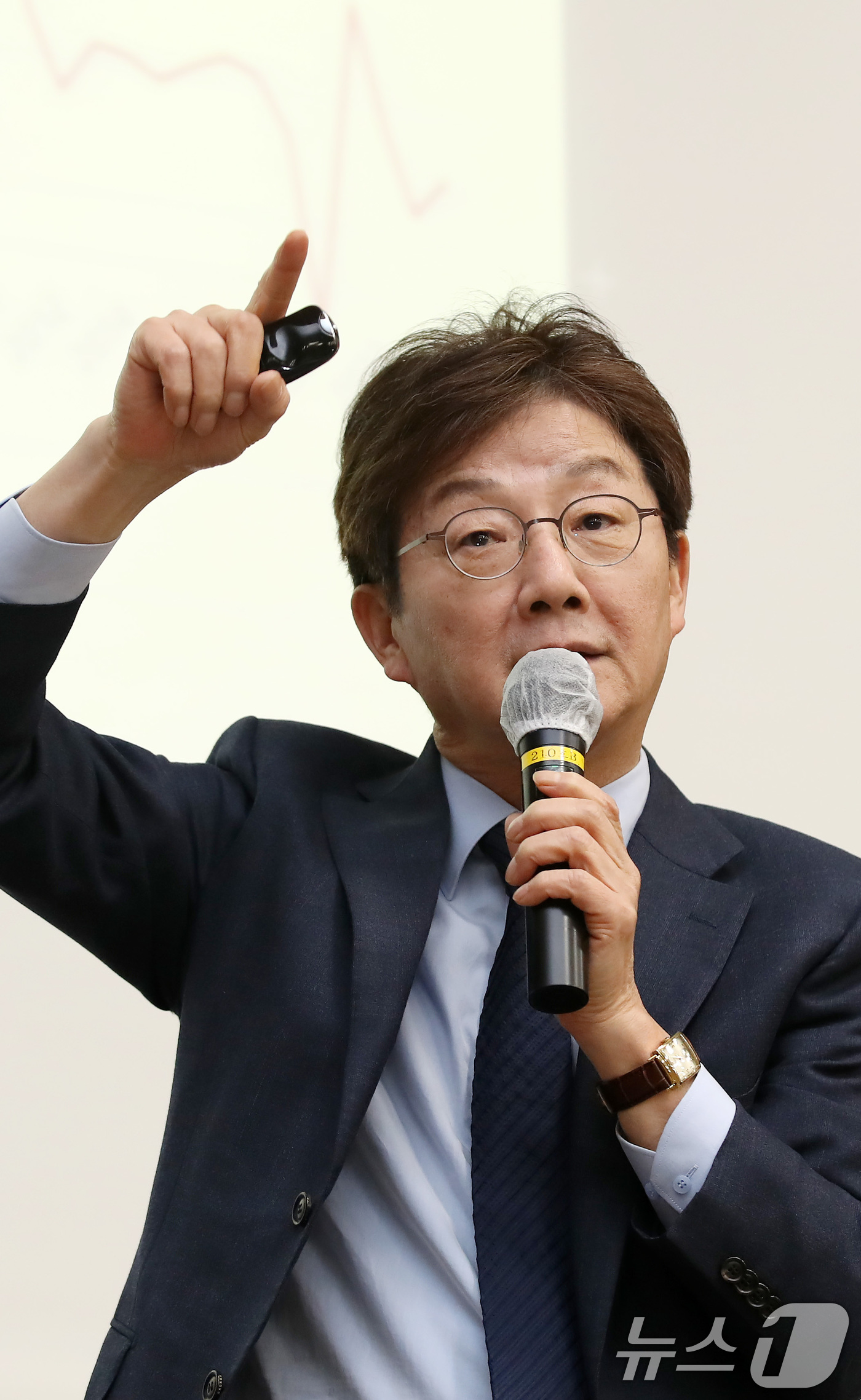 (경산=뉴스1) 공정식 기자 = 유승민 전 국민의힘 의원이 18일 오후 경북 경산시 영남대학교를 찾아 '정치를 바꿔라 미래를 바꿔라'를 주제로 특강하고 있다. 2025.3.18/뉴 …