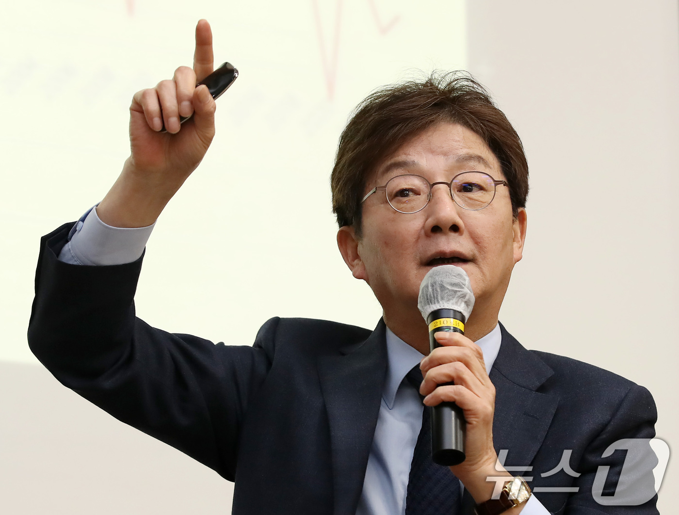 (경산=뉴스1) 공정식 기자 = 유승민 전 국민의힘 의원이 18일 오후 경북 경산시 영남대학교를 찾아 '정치를 바꿔라 미래를 바꿔라'를 주제로 특강하고 있다. 2025.3.18/뉴 …