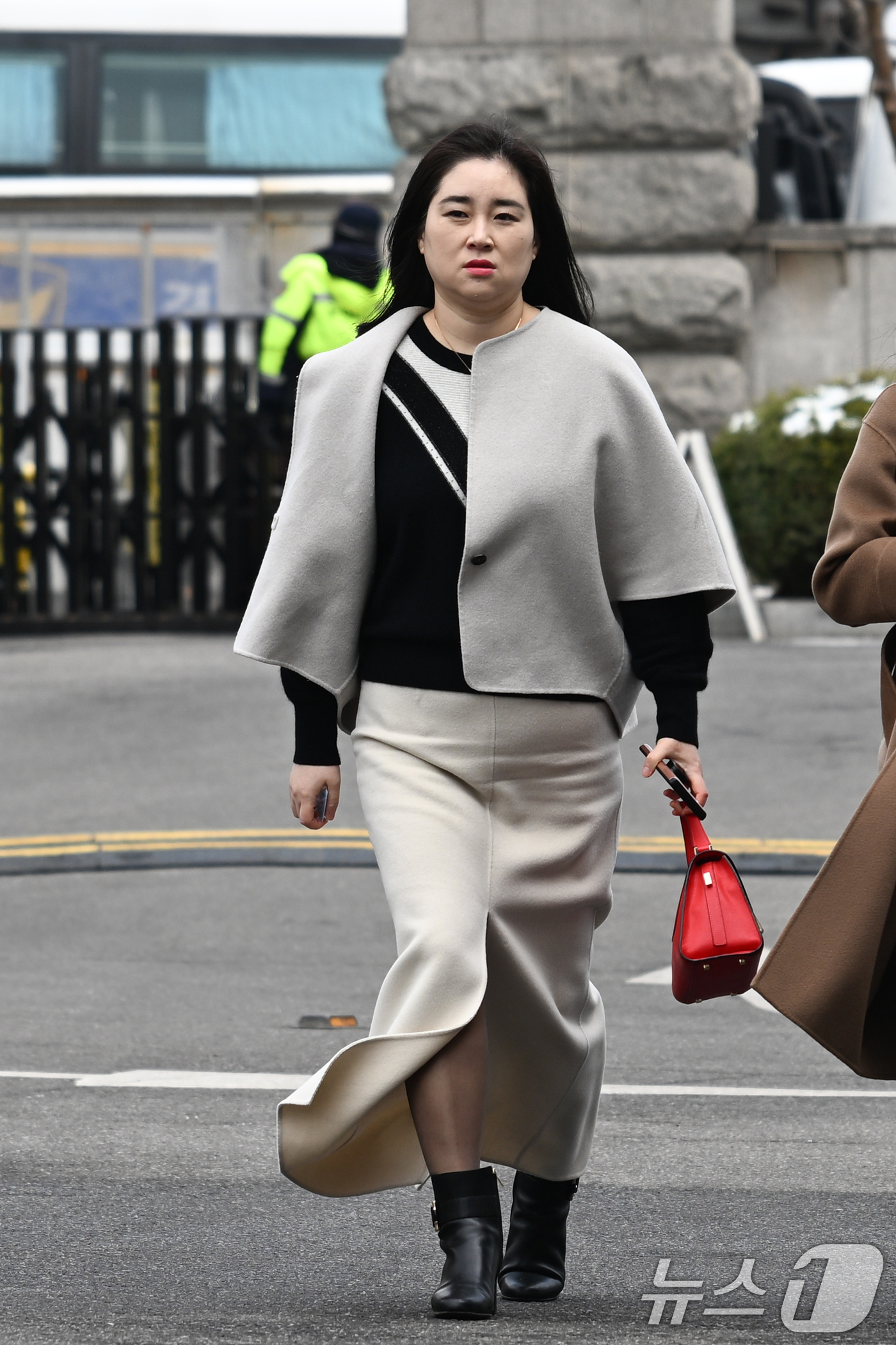 (서울=뉴스1) 김명섭 기자 = 18일 서울 종로구 헌법재판소에서 열린 박성재 법무부 장관 탄핵 심판 첫 변론에 박성재 법무부 장관 측 김계리 변호사가 출석하고 있다. (공동취재) …