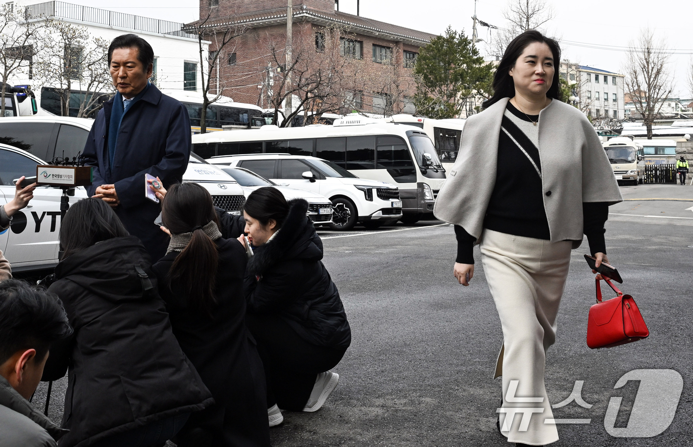 (서울=뉴스1) 김명섭 기자 = 18일 서울 종로구 헌법재판소에서 열린 박성재 법무부 장관 탄핵 심판 첫 변론에 국회 탄핵소추위원장인 정청래 더불어민주당 의원이 참석하며 입장을 밝 …