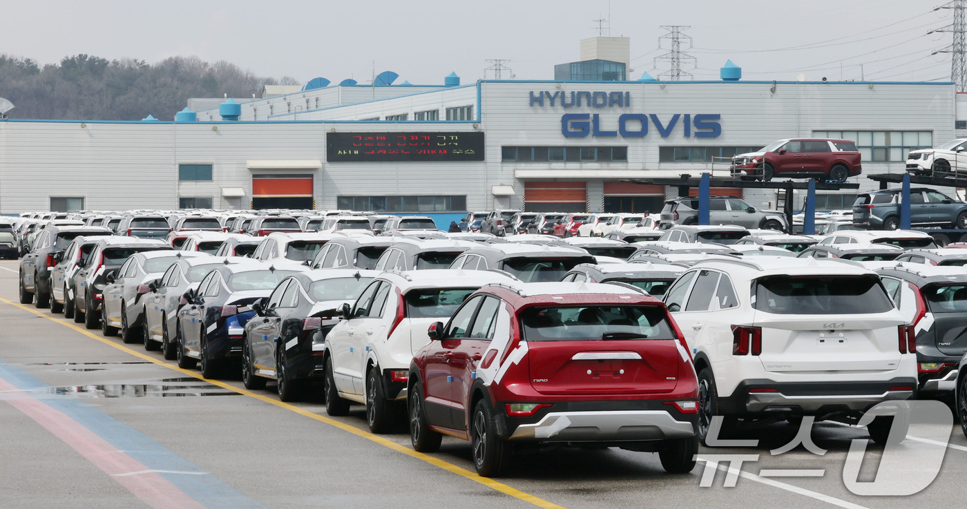 (평택=뉴스1) 박세연 기자 = 18일 경기도 평택시 포승읍 평택항 수출 야적장에 차량이 주차되어 있다.지난달 자동차 수출액이 60억 달러를 넘어서며 2월 기준 역대 최대를 기록했 …