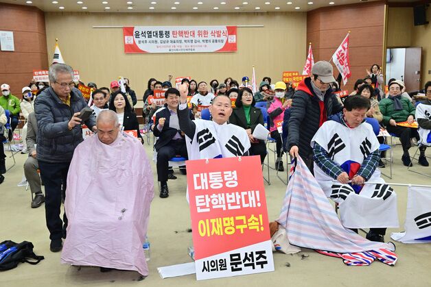 尹 탄핵 선고 앞두고 울산 정치권 여론전 '치열'…삭발식도