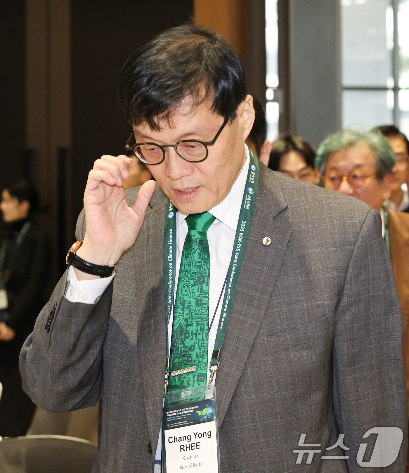 (서울=뉴스1) 허경 기자 = 이창용 한국은행 총재가 18일 서울 중구 한국은행 별관에서 열린 '한국은행-금융감독원 공동 기후 금융 컨퍼런스: 기후 스트레스 테스트 결과를 중심으로 …