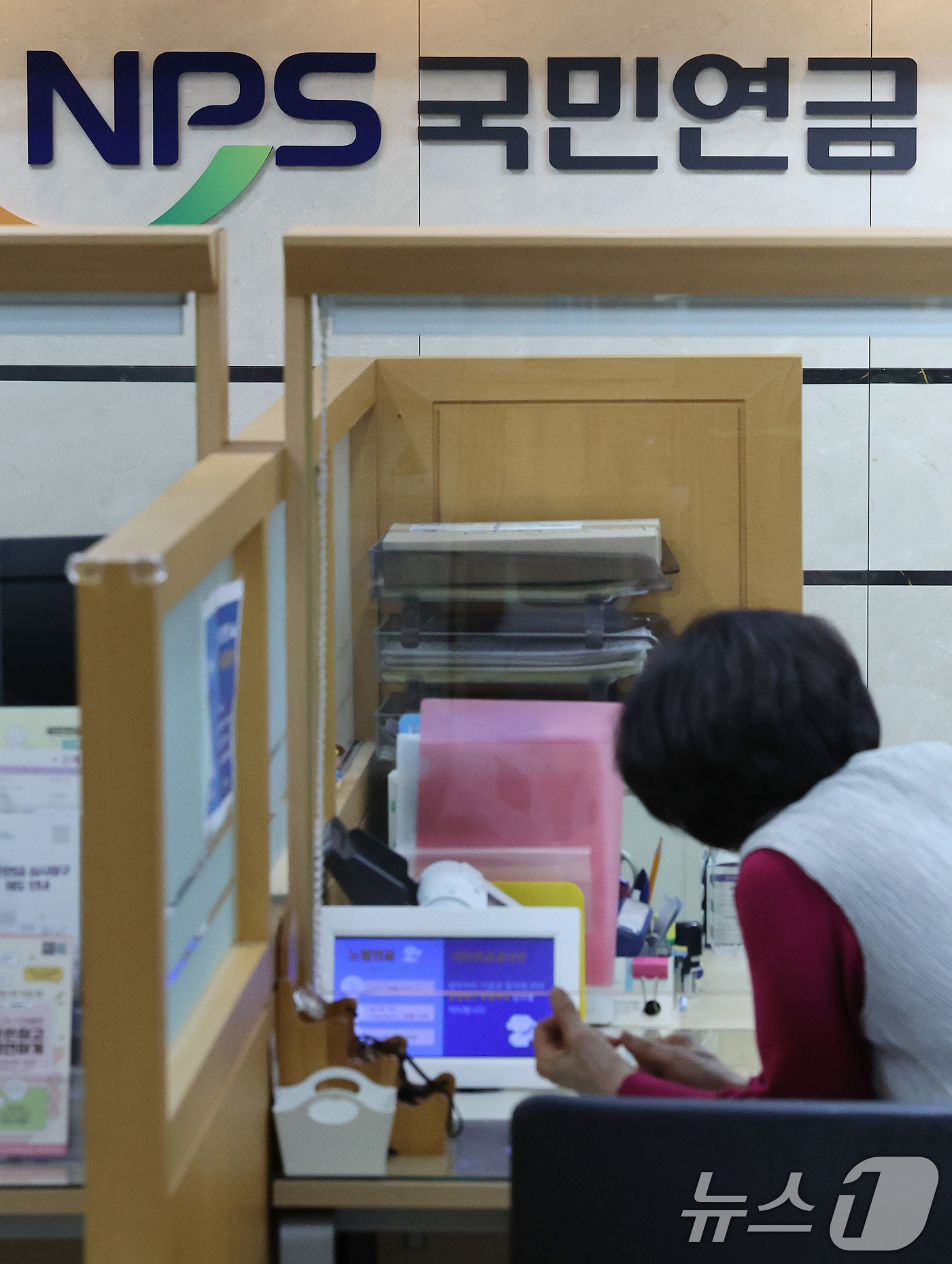 (서울=뉴스1) 이동해 기자 = 여·야가 국민연금 모수개혁과 관련해 큰 틀에서 합의한 18일 서울 서대문구 국민연금공단 서울북부지역본부 종합상담실에서 한 시민이 상담을 받고 있다. …