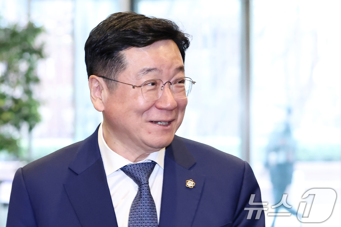 (서울=뉴스1) 민경석 기자 = 이찬희 삼성 준법감시위원회(준감위) 위원장이 18일 오후 서울 서초구 삼성생명 사옥에서 열린 준감위 정례회의에 참석하며 취재진의 질문에 답하고 있다 …