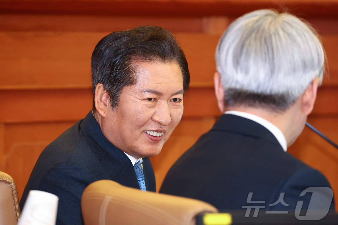 (서울=뉴스1) 김명섭 기자 = 정청래 국회 법제사법위원장이 18일 서울 종로구 헌법재판소에서 열린 박성재 법무부 장관의 탄핵심판 1회 변론에서 변호인과 대화를 나누고 있다. (공 …