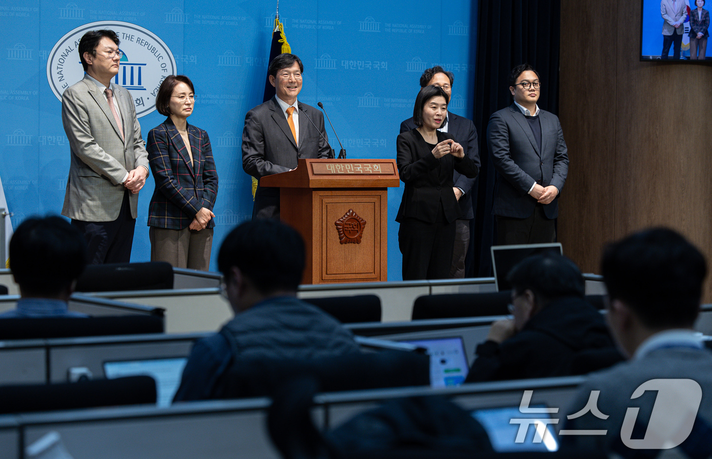 (서울=뉴스1) 이재명 기자 = 함익병 개혁신당 선거관리위원회 위원장이 18일 오후 서울 여의도 국회 소통관에서 대선 후보 경선 관련 기자회견을 하고 있다.이날 개혁신당은 헌법재판 …