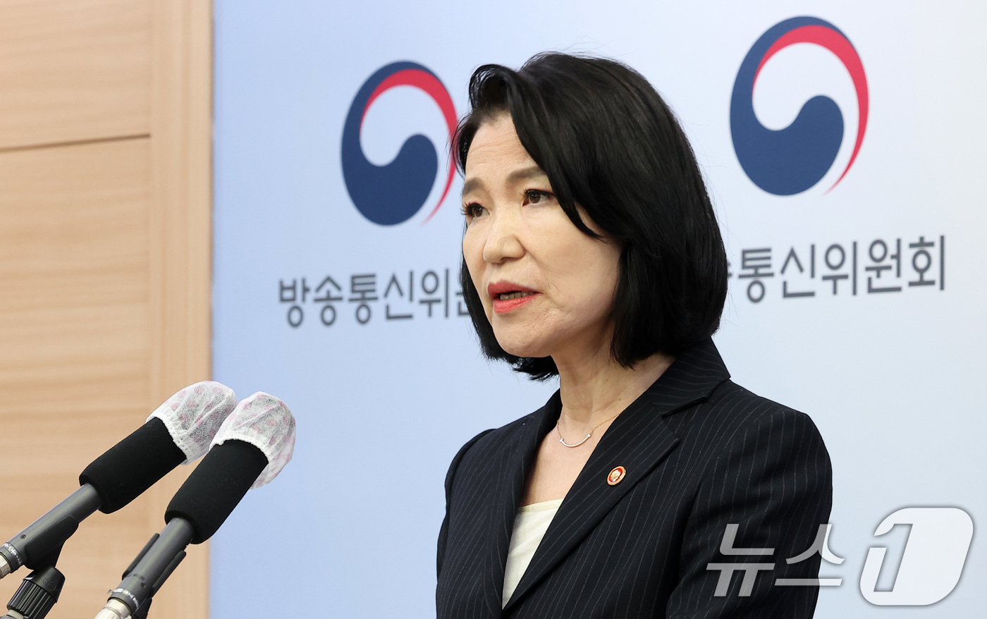 (과천=뉴스1) 김성진 기자 = 이진숙 방송통신위원장이 18일 경기도 정부과천청사 방송통신위원회에서 방송통신위원회설치운영법(방통위법) 재의 요구 관련 언론 브리핑을 하고 있다.이날 …