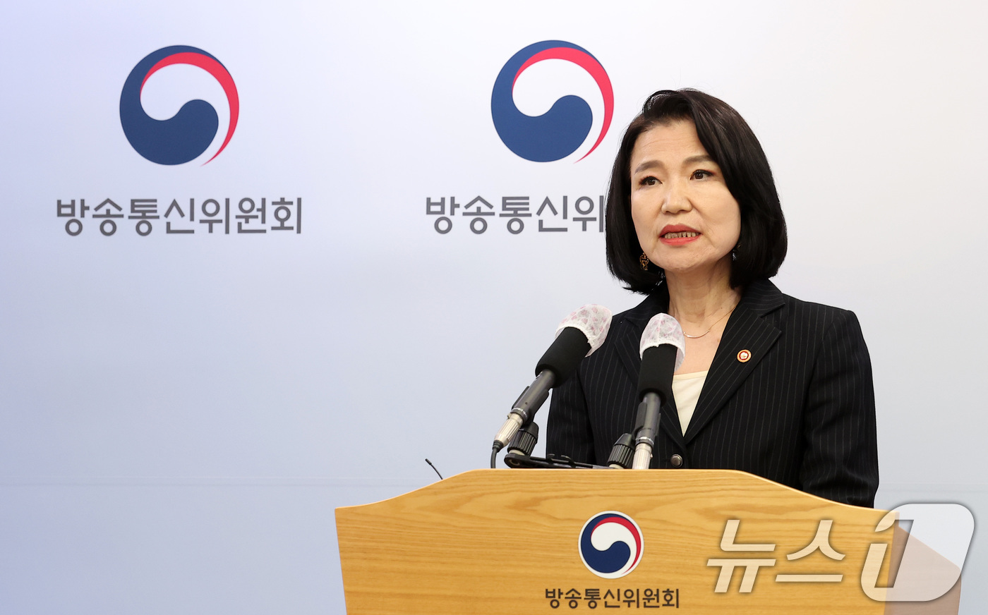 (과천=뉴스1) 김성진 기자 = 이진숙 방송통신위원장이 18일 경기도 정부과천청사 방송통신위원회에서 방송통신위원회설치운영법(방통위법) 재의 요구 관련 언론 브리핑을 하고 있다.이날 …