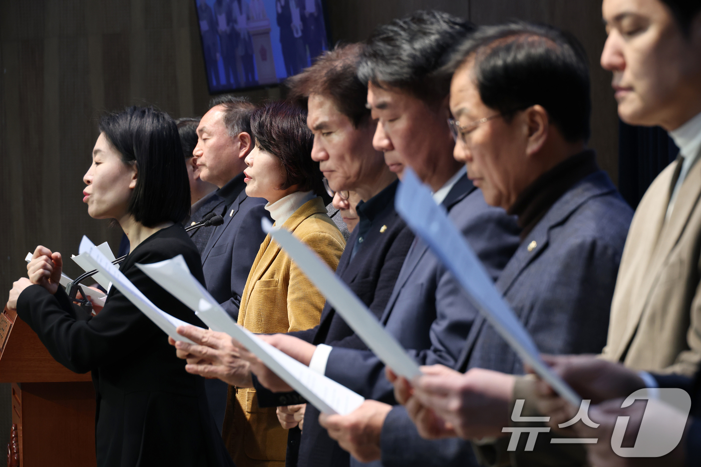 (서울=뉴스1) 이광호 기자 = 국회 외교통일위원회, 산업통상자원중소벤처기업위원회, 정보위원회  소속 더불어민주당 의원들이 18일 오후 서울 여의도 국회 소통관에서 미국 에너지부가 …