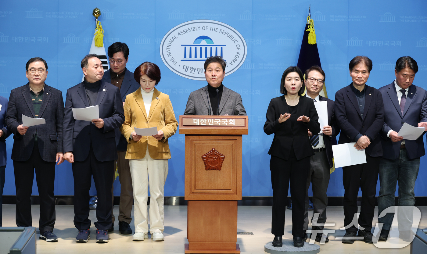 (서울=뉴스1) 이광호 기자 = 국회 외교통일위원회, 산업통상자원중소벤처기업위원회, 정보위원회  소속 더불어민주당 의원들이 18일 오후 서울 여의도 국회 소통관에서 미국 에너지부가 …