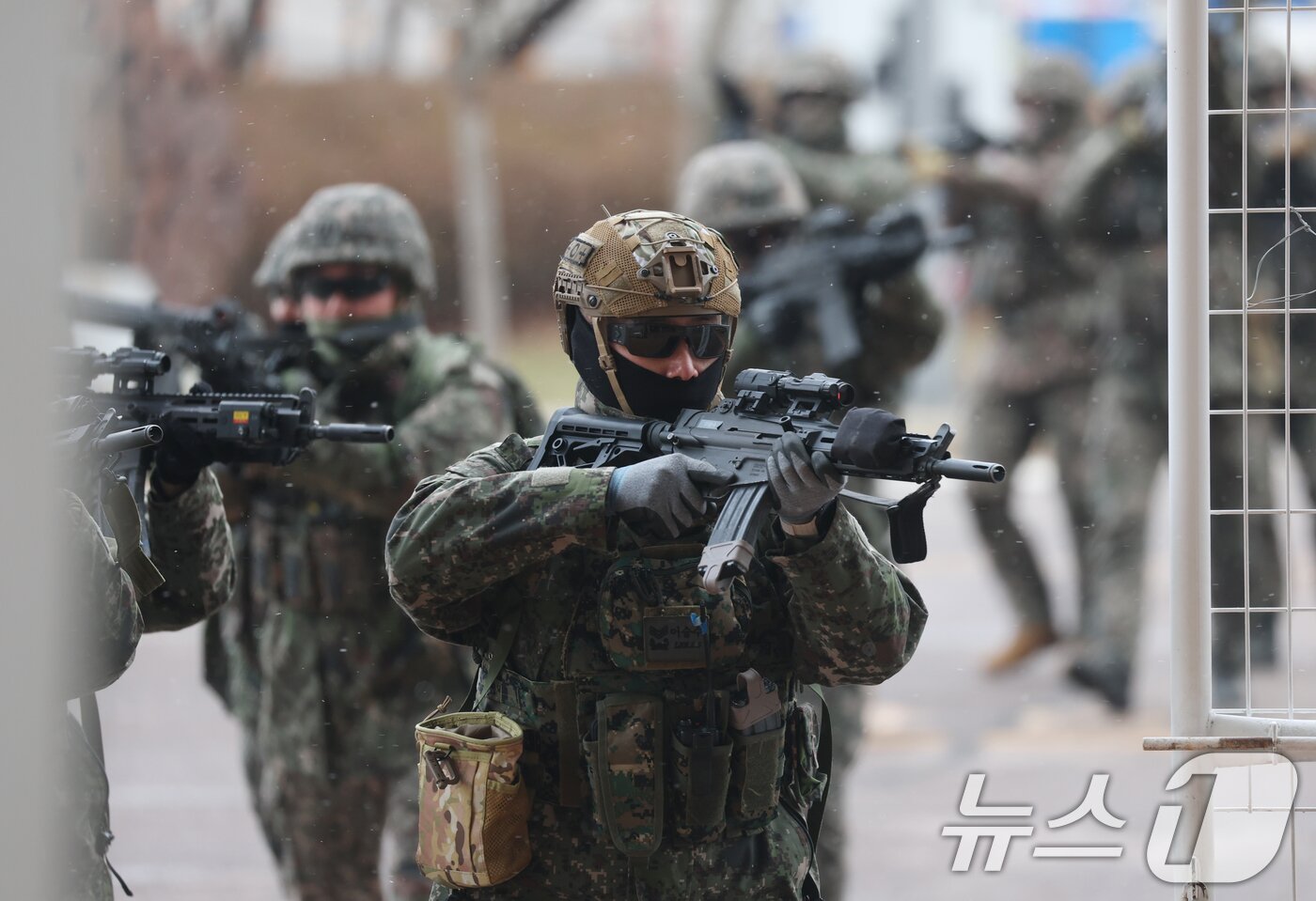 본문 이미지 - 18일 오후 경기 수원시 영통구 수원월드컵경기장 일대에서 육군 제51보병사단 장병들과 700특공연대 장병들이 25년 FS연습 및 여단전술훈련의 일환으로 국지도발 상황을 가정한 도시지역 탐색격멸작전을 하고 있다. 2025.3.18/뉴스1 ⓒ News1 김영운 기자