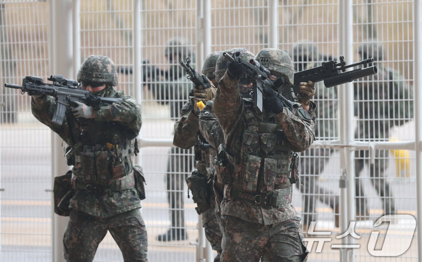 본문 이미지 - 18일 오후 경기 수원시 영통구 수원월드컵경기장 일대에서 육군 제51보병사단 장병들과 700특공연대 장병들이 25년 FS연습 및 여단전술훈련의 일환으로 국지도발 상황을 가정한 도시지역 탐색격멸작전을 하고 있다. 2025.3.18/뉴스1 ⓒ News1 김영운 기자