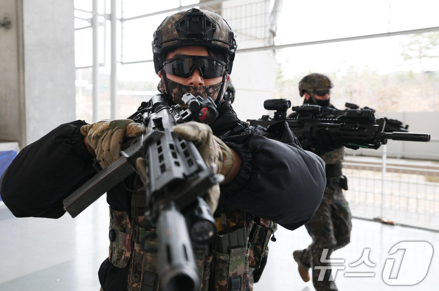 본문 이미지 - 18일 오후 경기 수원시 영통구 수원월드컵경기장 일대에서 육군 제51보병사단 장병들과 700특공연대 장병들이 25년 FS연습 및 여단전술훈련의 일환으로 국지도발 상황을 가정한 도시지역 탐색격멸작전을 하고 있다. 2025.3.18/뉴스1 ⓒ News1 김영운 기자