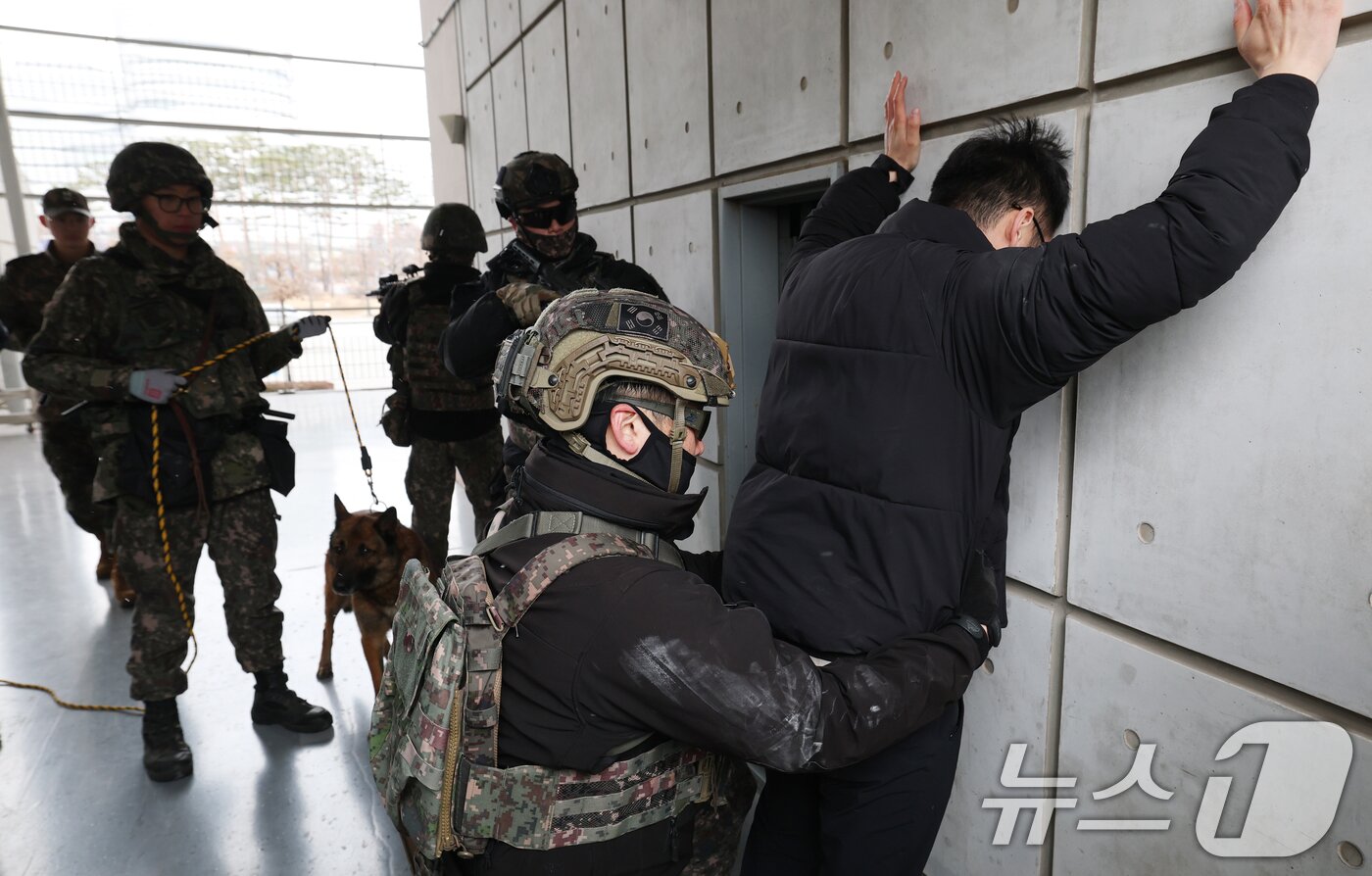 본문 이미지 - 18일 오후 경기 수원시 영통구 수원월드컵경기장 일대에서 육군 제51보병사단 장병들과 700특공연대 장병들이 25년 FS연습 및 여단전술훈련의 일환으로 국지도발 상황을 가정한 도시지역 탐색격멸작전을 하고 있다. 2025.3.18/뉴스1 ⓒ News1 김영운 기자