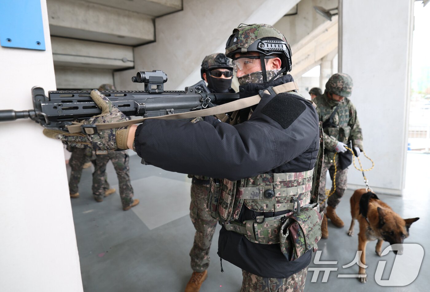 본문 이미지 - 18일 오후 경기 수원시 영통구 수원월드컵경기장 일대에서 육군 제51보병사단 장병들과 700특공연대 장병들이 25년 FS연습 및 여단전술훈련의 일환으로 국지도발 상황을 가정한 도시지역 탐색격멸작전을 하고 있다. 2025.3.18/뉴스1 ⓒ News1 김영운 기자