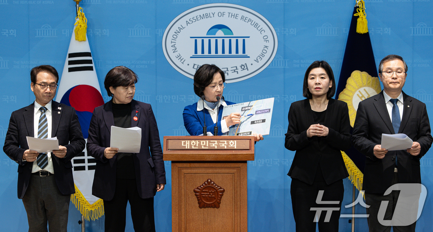 (서울=뉴스1) 이재명 기자 = 추미애 더불어민주당 윤석열내란진상조사단 단장과 소속 의원들이 18일 오후 서울 여의도 국회 소통관에서 기자회견을 열고 "윤석열 대통령이 계엄 실행 …