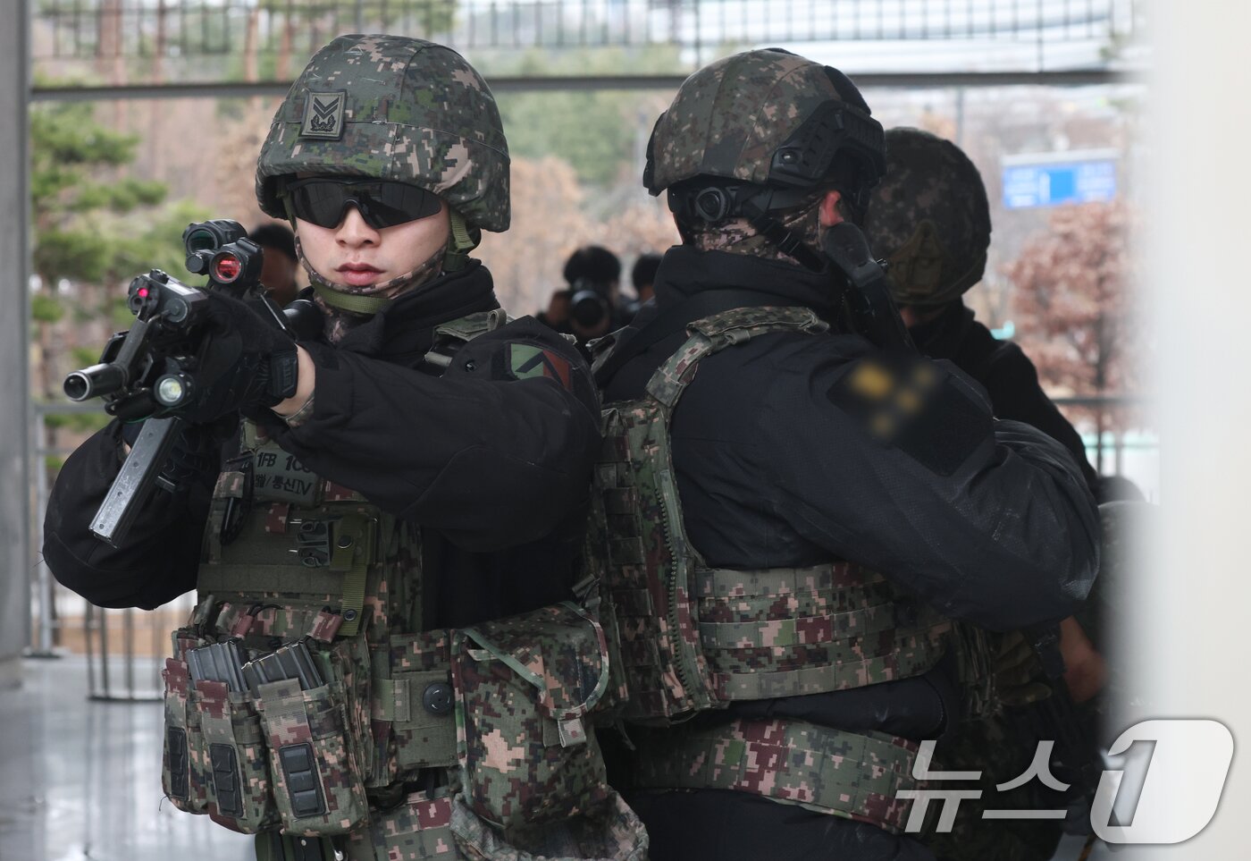 본문 이미지 - 18일 오후 경기 수원시 영통구 수원월드컵경기장 일대에서 육군 제51보병사단 장병들과 700특공연대 장병들이 25년 FS연습 및 여단전술훈련의 일환으로 국지도발 상황을 가정한 도시지역 탐색격멸작전을 하고 있다. 2025.3.18/뉴스1 ⓒ News1 김영운 기자