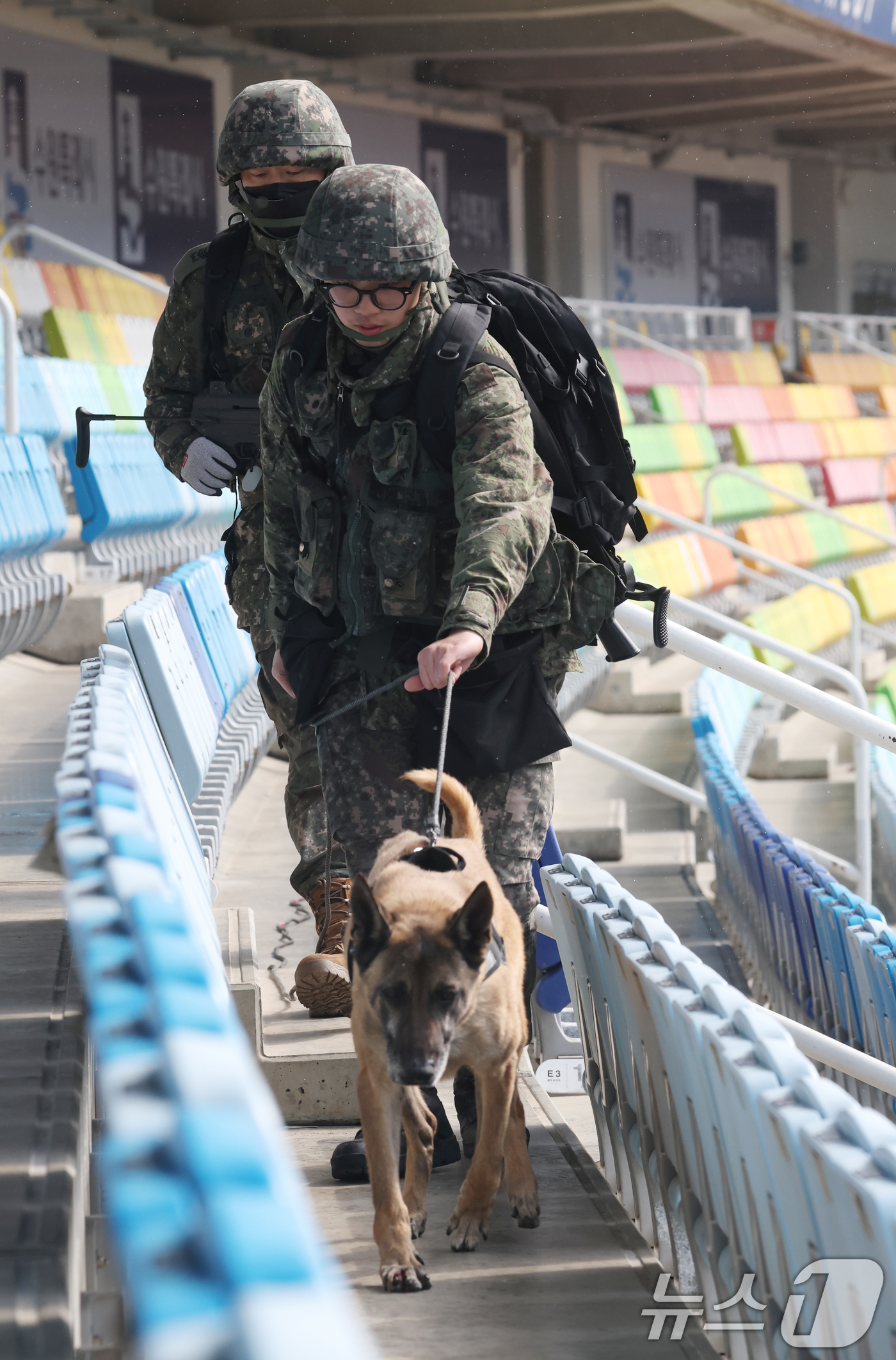 (수원=뉴스1) 김영운 기자 = 18일 오후 경기 수원시 영통구 수원월드컵경기장 일대에서 육군 제51보병사단 장병들과 700특공연대 장병들이 25년 FS연습 및 여단전술훈련의 일환 …