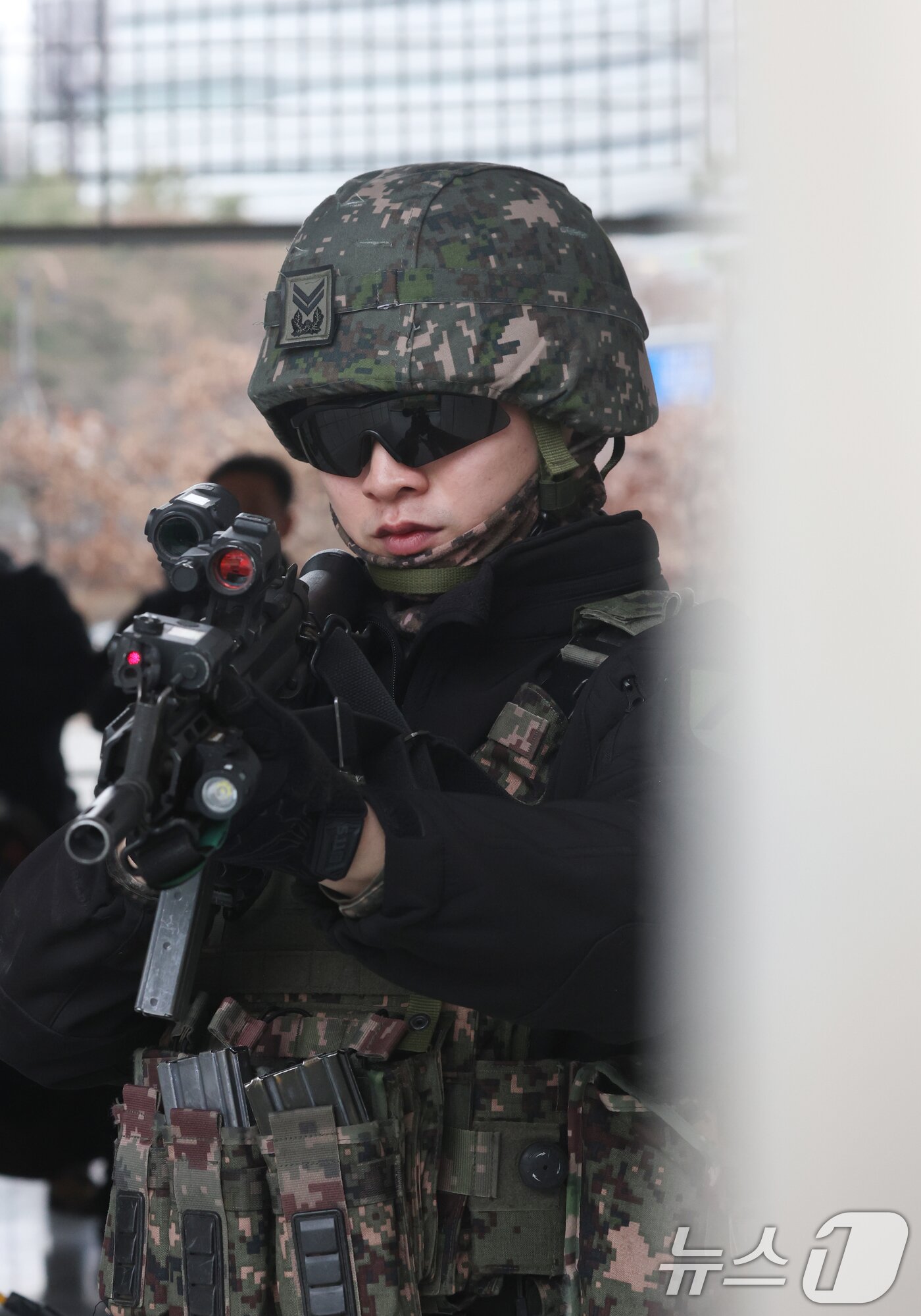 본문 이미지 - 18일 오후 경기 수원시 영통구 수원월드컵경기장 일대에서 육군 제51보병사단 장병들과 700특공연대 장병들이 25년 FS연습 및 여단전술훈련의 일환으로 국지도발 상황을 가정한 도시지역 탐색격멸작전을 하고 있다. 2025.3.18/뉴스1 ⓒ News1 김영운 기자