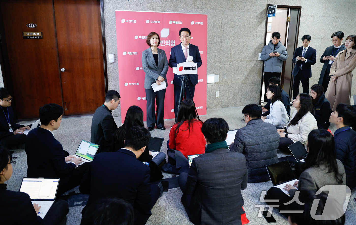 (서울=뉴스1) 안은나 기자 = 김상훈 국민의힘 정책위의장(오른쪽)과 김미애 국회 보건복지위원회 간사가 18일 서울 여의도 국회에서 연금특위를 구성한 뒤 복지위에서 모수개혁 처리하 …