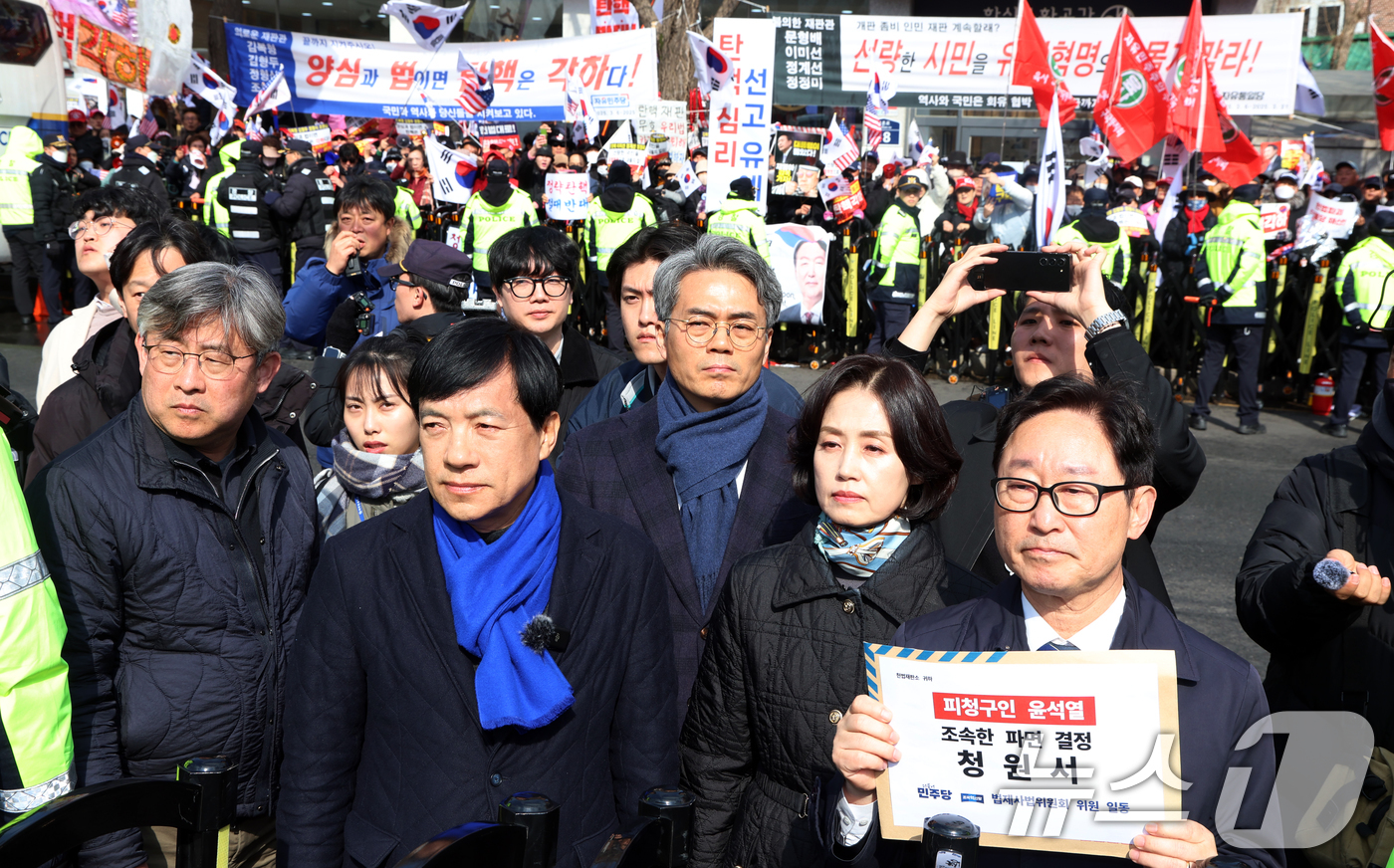 (서울=뉴스1) 김명섭 기자 = 국회 법사위 야당 위원들이 18일 오후 서울 종로구 헌법재판소에서 피청구인 윤석열 파면 촉구 기자회견을 마치고 청원서를 접수하려 하고 있다.한편 이 …