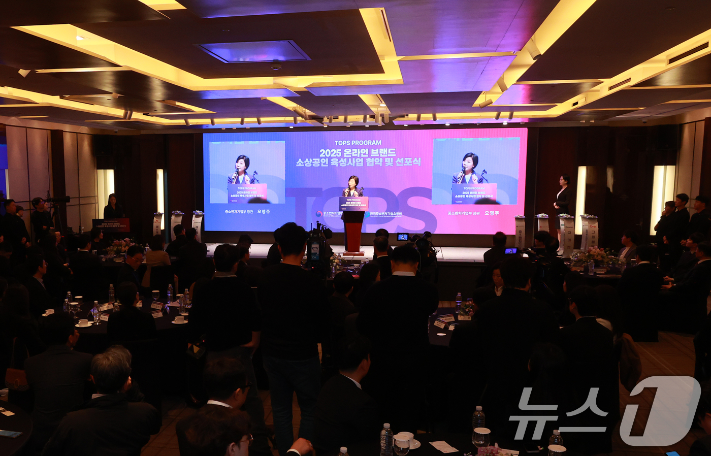 (서울=뉴스1) = 오영주 중소벤처기업부 장관이 18일 서울 중구 웨스틴 조선 서울에서 열린 '2025 온라인 브랜드 소상공인 육성사업 협약 및 선포식'에서 축사를 하고 있다. ( …