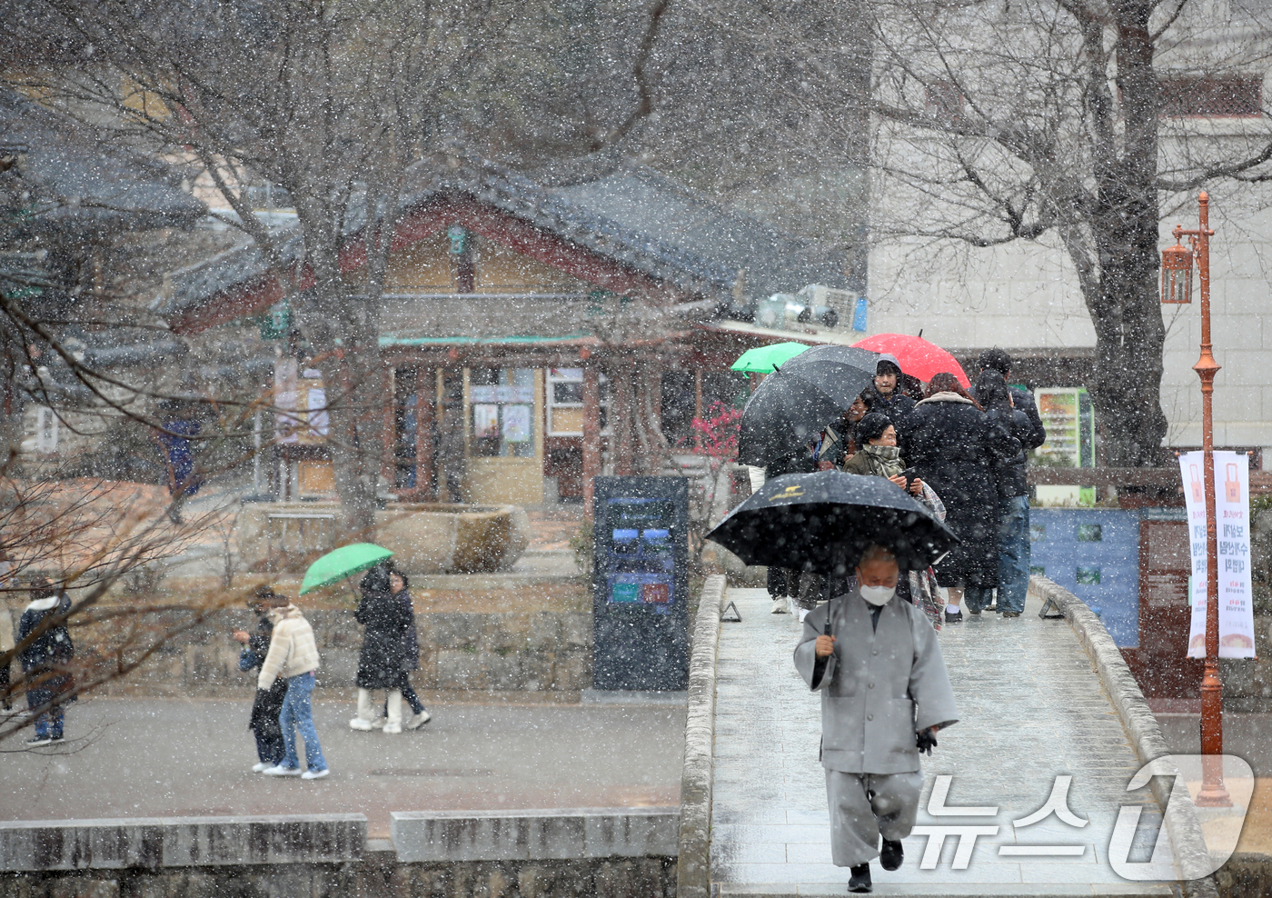 (양산=뉴스1) 윤일지 기자 = 전국 곳곳에 눈이 내린 18일 경남 양산시 하북면 통도사에 눈이 내리고 있다. 2025.3.18/뉴스1