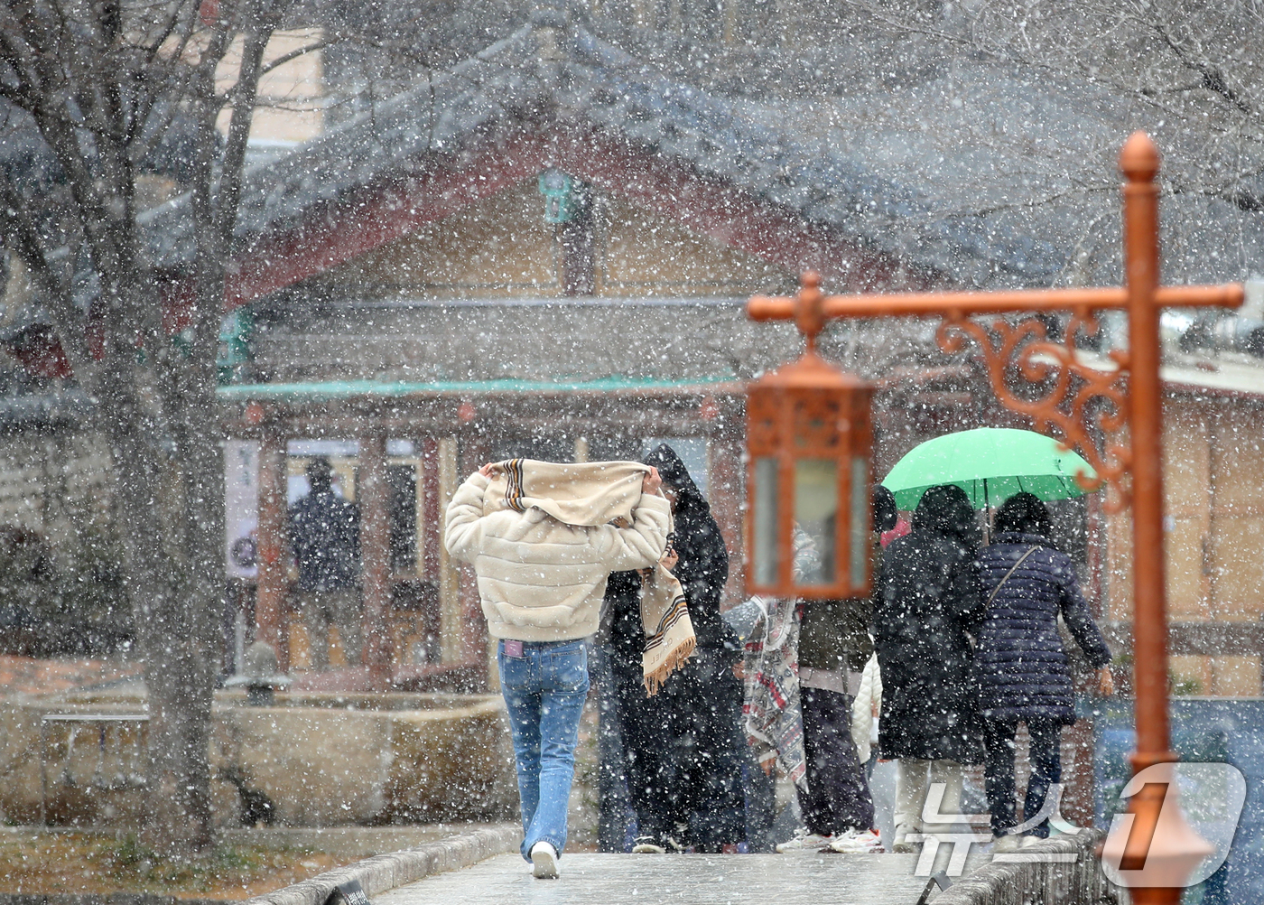 (양산=뉴스1) 윤일지 기자 = 전국 곳곳에 눈이 내린 18일 경남 양산시 하북면 통도사에 눈이 내리고 있다. 2025.3.18/뉴스1