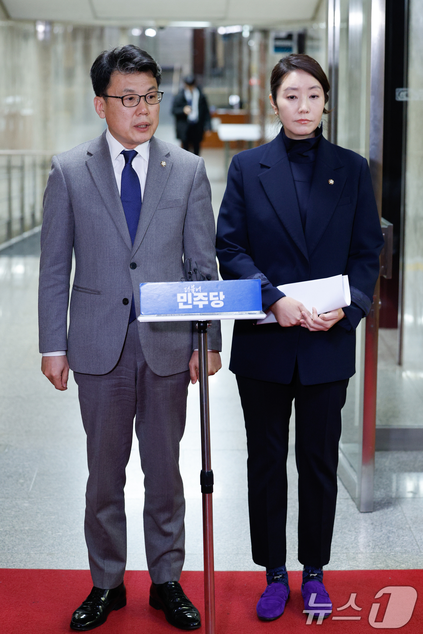 (서울=뉴스1) 안은나 기자 = 진성준 더불어민주당 정책위의장(왼쪽)과 강선우 국회 보건복지위원회 간사가 18일 서울 여의도 국회에서 국민의힘의 연금특위 구성 후 모수개혁 처리 입 …