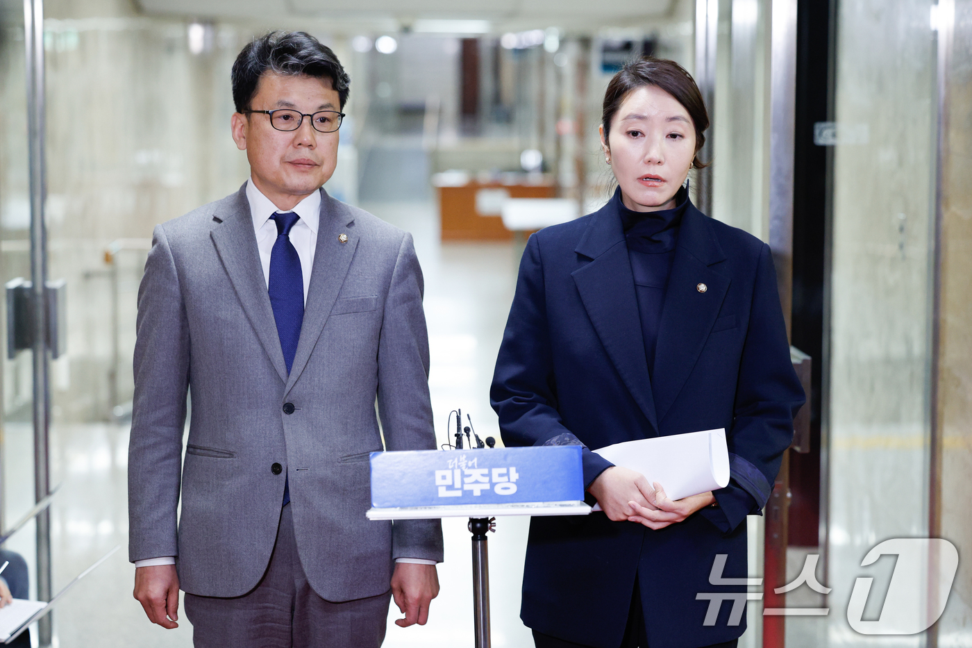 (서울=뉴스1) 안은나 기자 = 진성준 더불어민주당 정책위의장(왼쪽)과 강선우 국회 보건복지위원회 간사가 18일 서울 여의도 국회에서 국민의힘의 연금특위 구성 후 모수개혁 처리 입 …