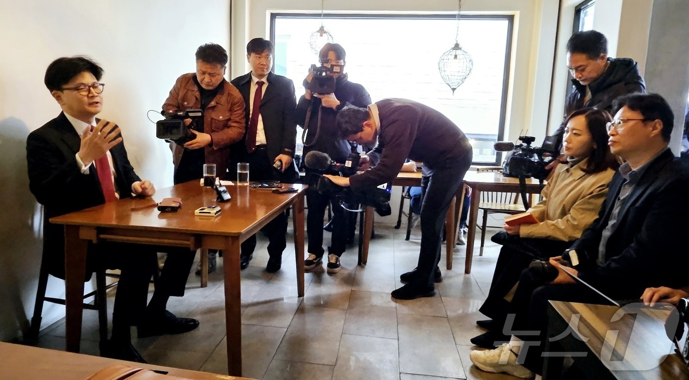 (대구=뉴스1) 남승렬 기자 = 한동훈 전 국민의힘 대표가 18일 대구 북구 산격동의 한 음식점에서 기자들과 만나 윤석열 대통령 탄핵심판 등과 관련된 정국 현안에 대해 발언하고 있 …