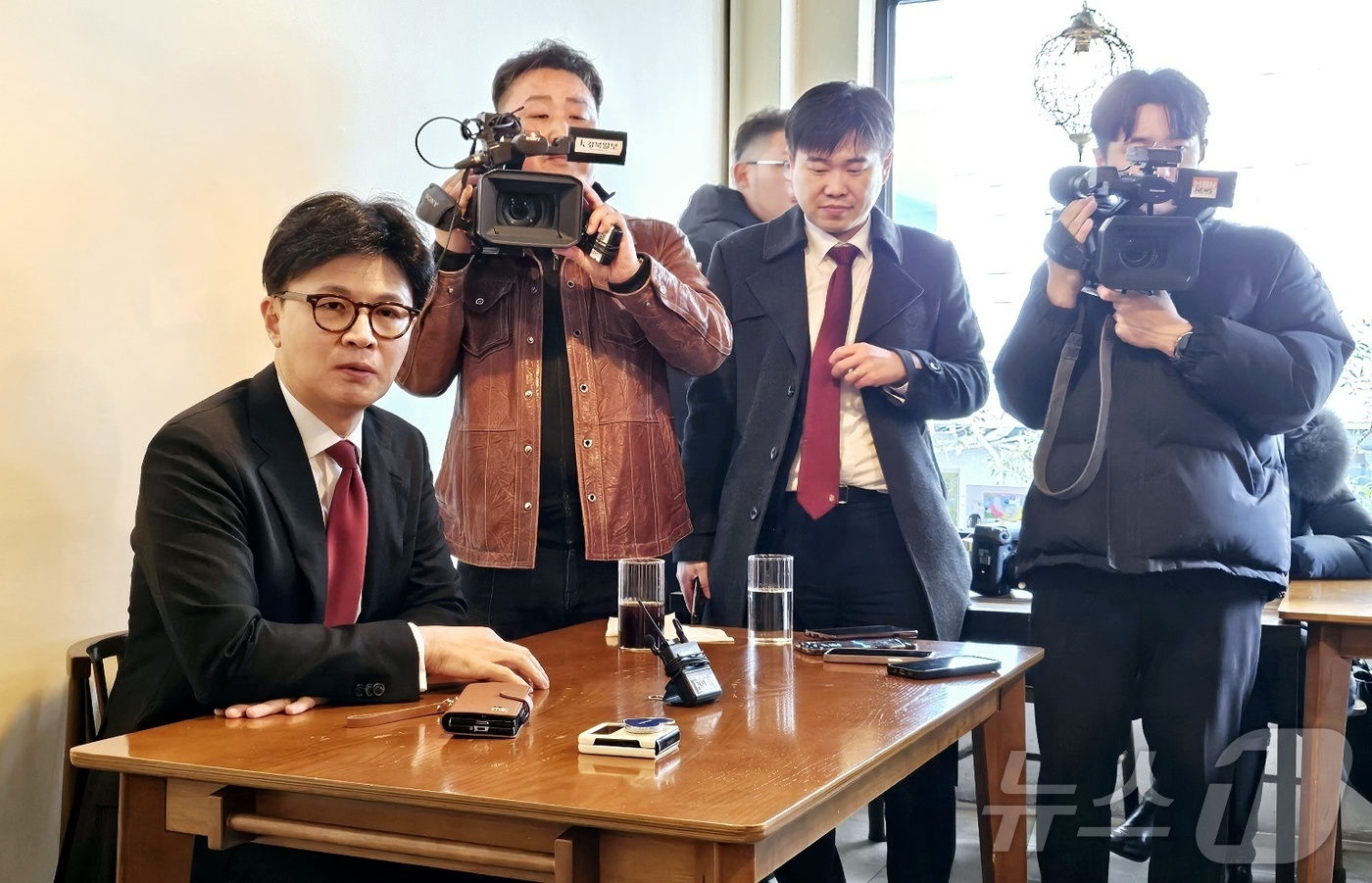 (대구=뉴스1) 남승렬 기자 = 한동훈 전 국민의힘 대표가 18일 대구 북구 산격동의 한 음식점에서 기자들과 만나 윤석열 대통령 탄핵심판 등과 관련된 정국 현안에 대해 발언하고 있 …