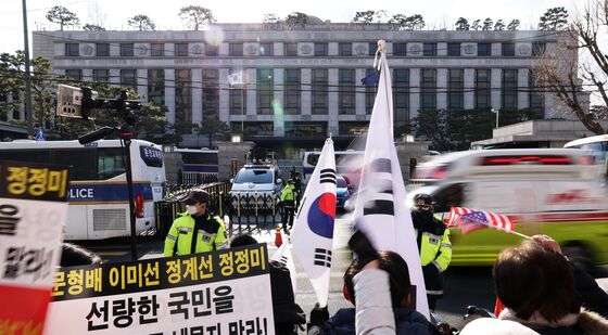 헌재 앞 긴장감 최고조