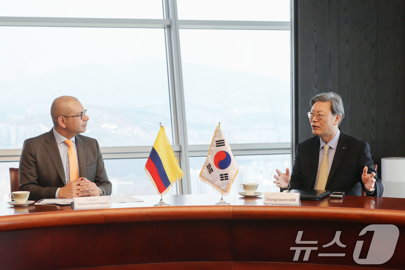 (서울=뉴스1) = 김창범 한국경제인협회 부회장(오른쪽)이 18일 서울 영등포구 FKI타워 한국경제인협회를 방문한 알레한드로 펠라에스 로드리게스 주한 콜롬비아 대사를 만나 양국 경 …